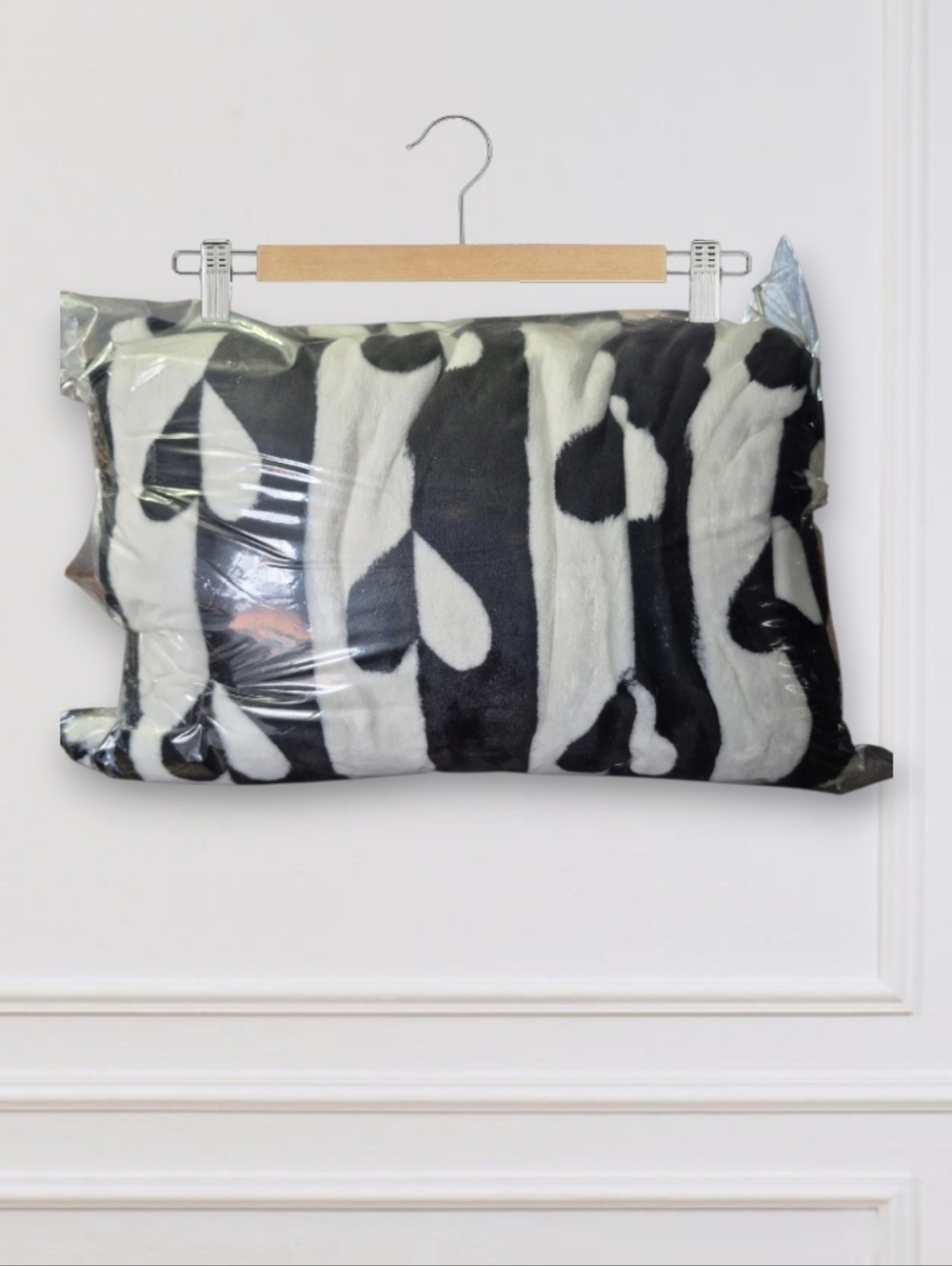Betsey Johnson Ultra Soft Plush Throw Blanket,in a black and white heart - Picture 3 of 3